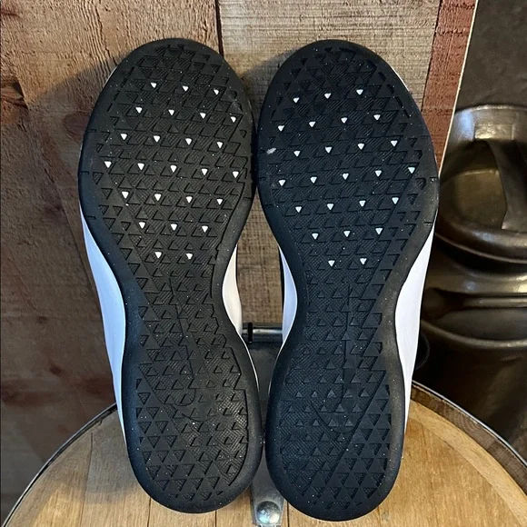 NEW Nike Air Max Black and White Athletic Shoes - Picture 5 of 5